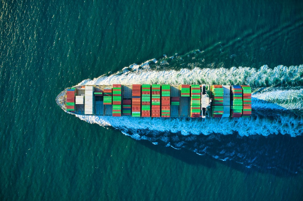 Containerschip op zee
