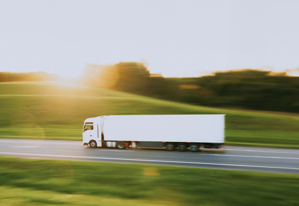 Vrachtwagen op de snelweg